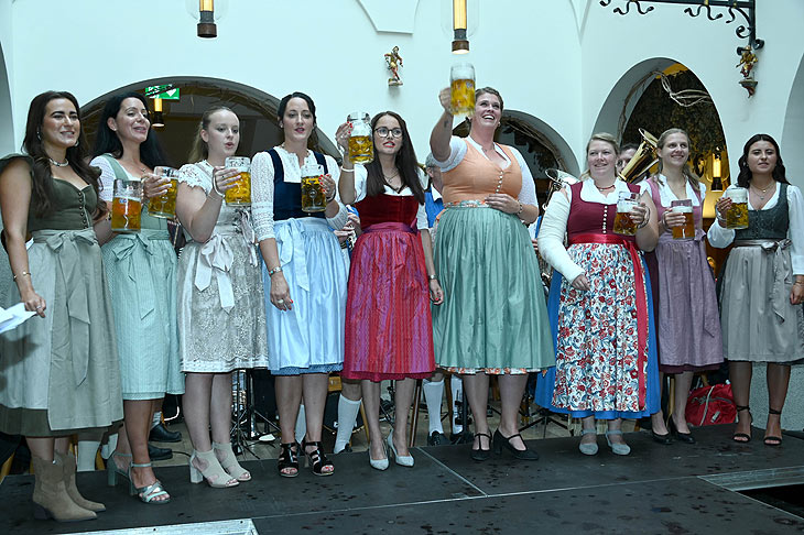 die 9 Kandidatinnen zur Wahl der Bräurosl 2025 im Donisl (©Foto: Ingrid Grossmann) 